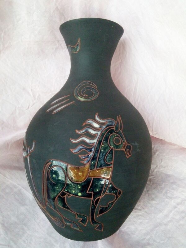 Vase année 50 à décor mythologique émaillé signature à déchiffrer