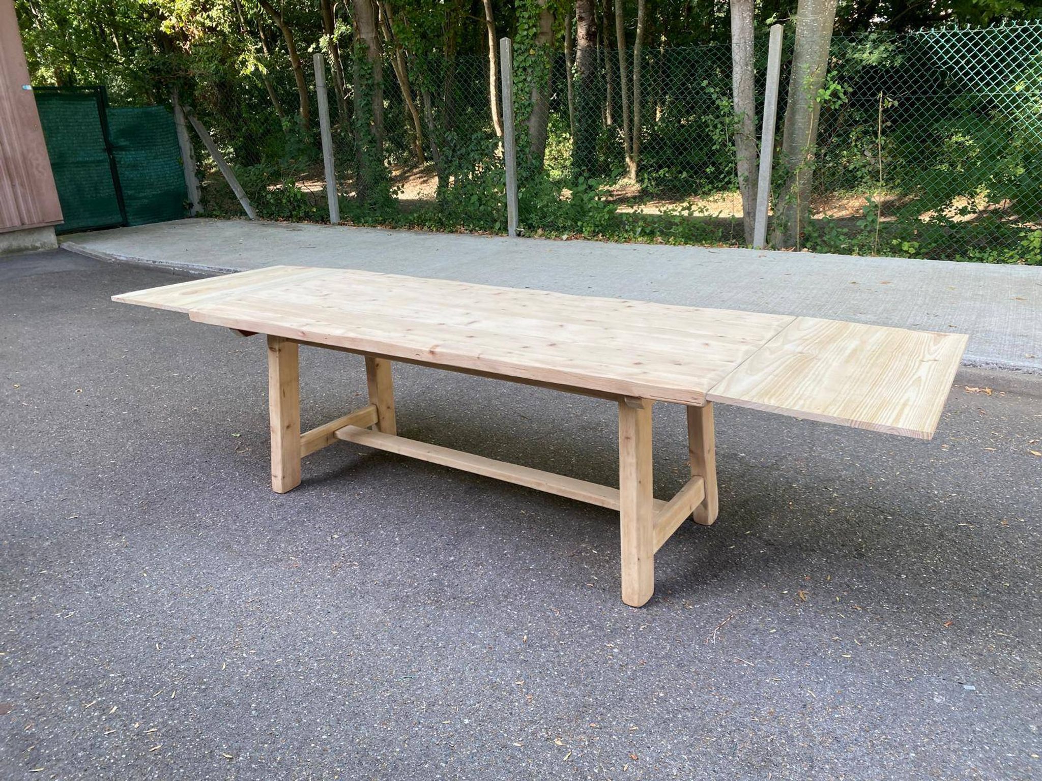 Grande table de ferme monastère décapée en bois brut extensible 200 à 300cm