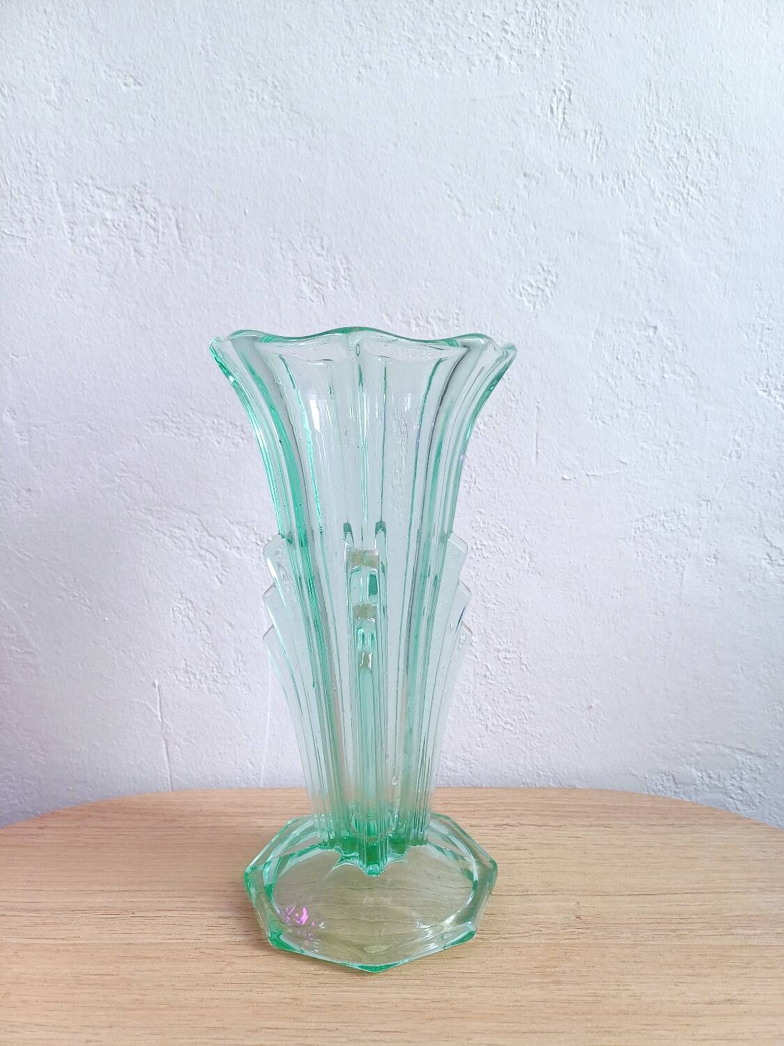Vase en verre pressé vert style Art déco, vers 1960