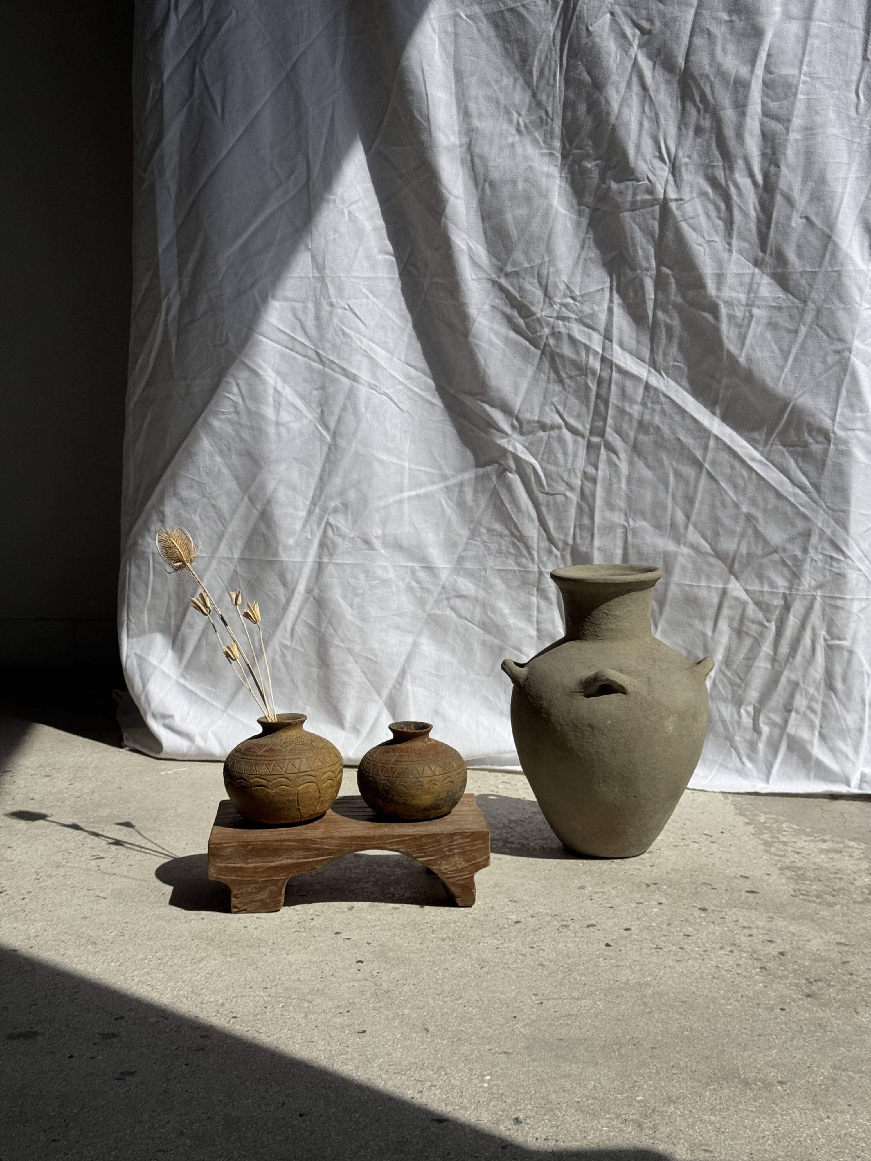 Small round ancient vase in engraved terracotta, Indonesian polychromy H10 D1