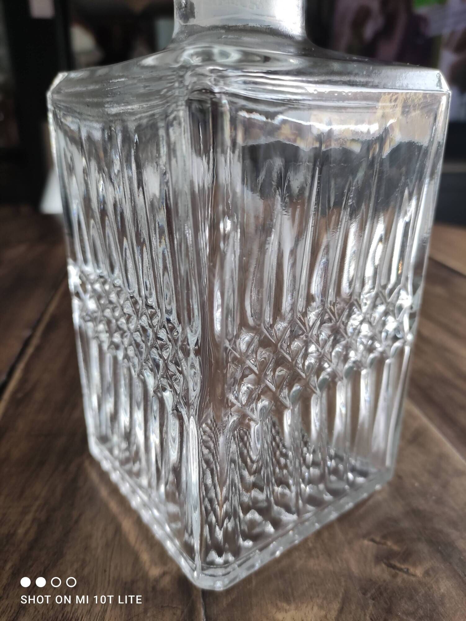 Vintage glass faceted glass whisky decanter diamond airtight cap