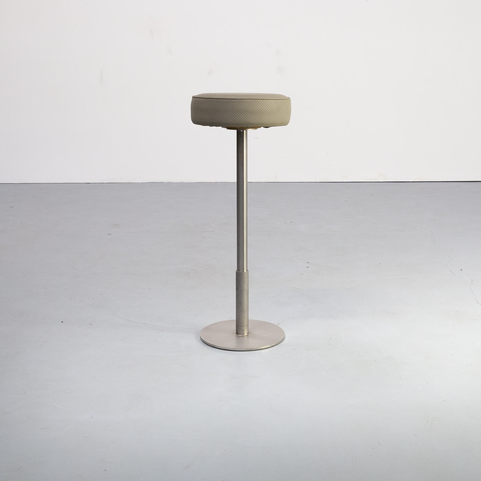 70s cast stainless steel and leather stool set/3