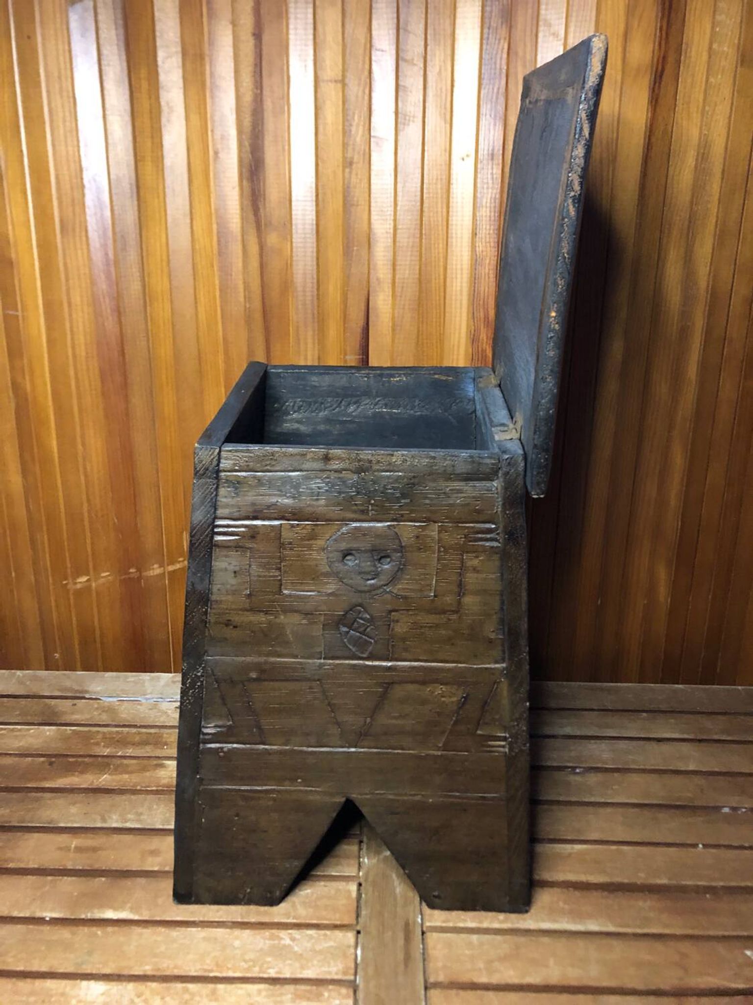 Ancien tabouret avec coffre bois sculpté vintage
