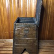 Ancien tabouret avec coffre bois sculpté vintage
