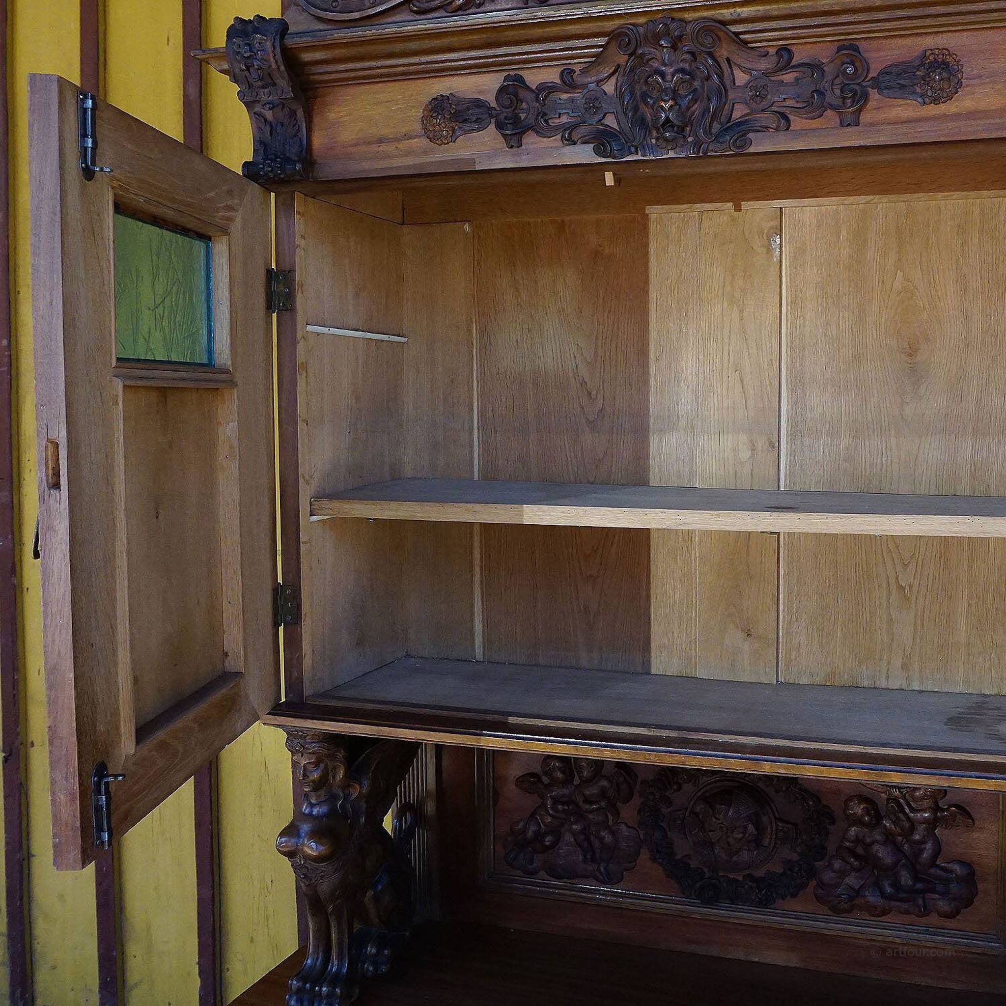 Buffet ancien en bois sculpté avec plusieurs sculptures