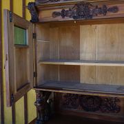 Buffet ancien en bois sculpté avec plusieurs sculptures