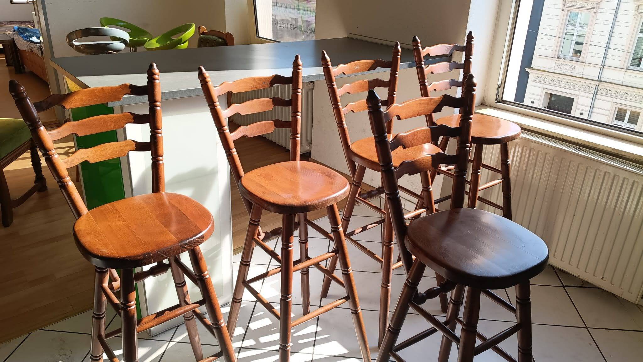 Suite de 5 Tabourets de Bar en Bois Massif – Style Bistrot / Campagne Chic