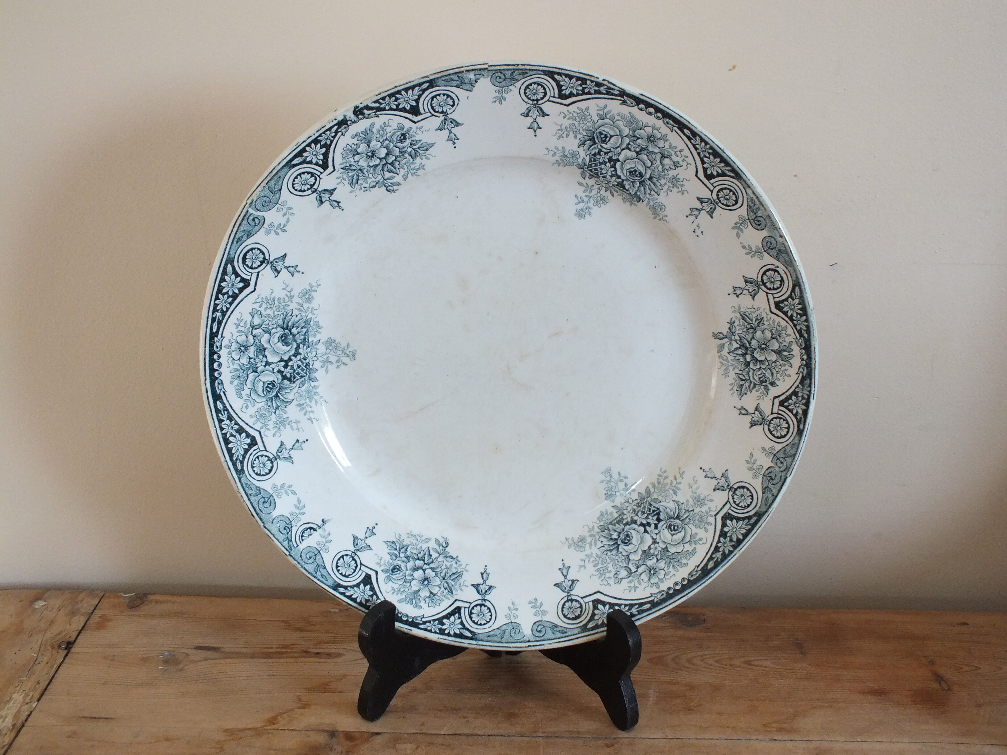 Round dish in Terre de Fer Sté Amandinoise Pompadour