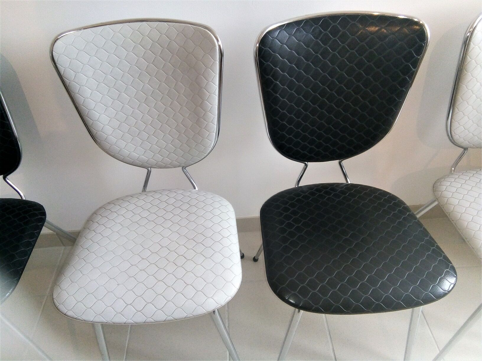 Lot de 4 chaises  soudexvinyl skai gauffré noir et blanc