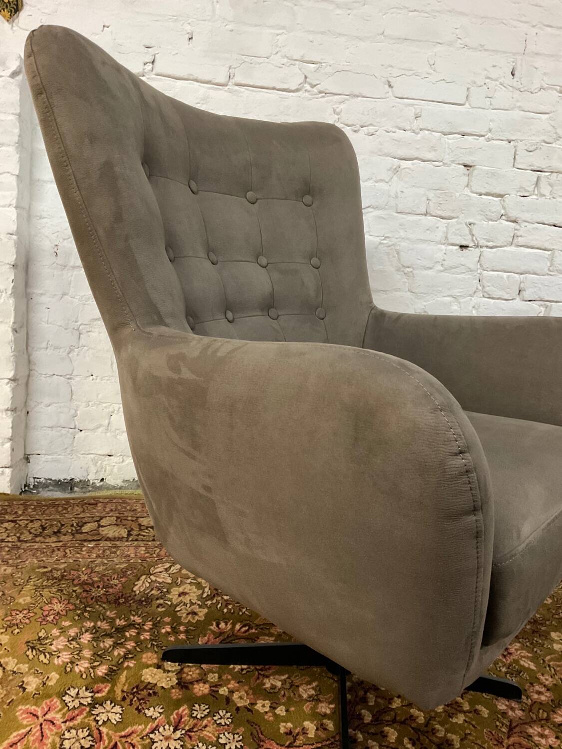 Swivel armchair in velvet fabric and metal