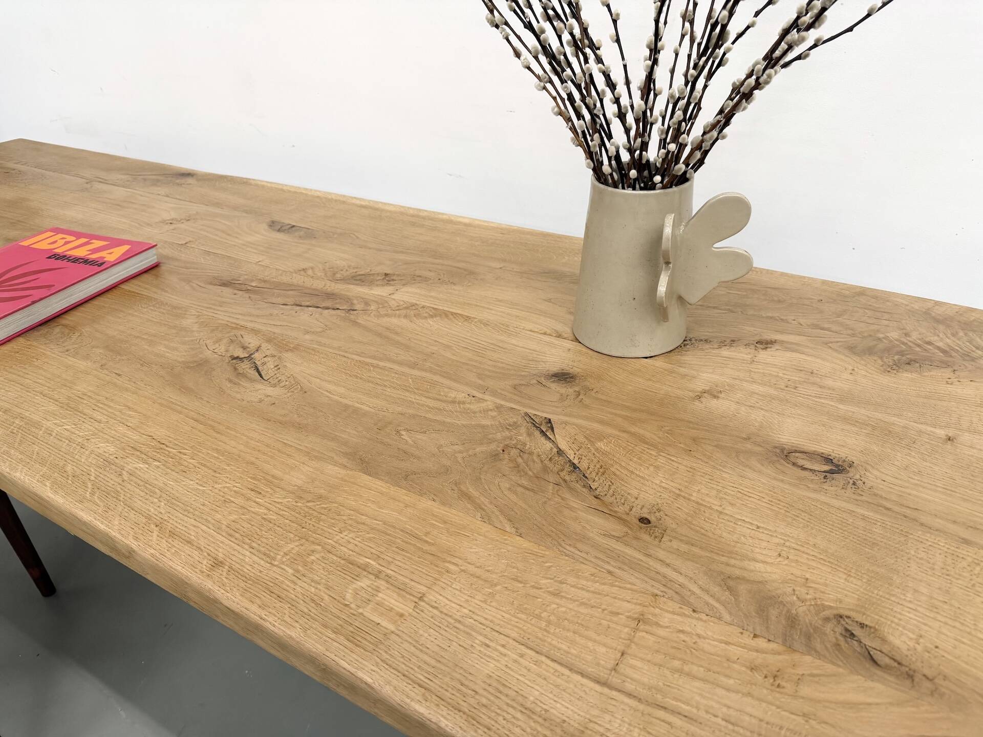 Grande table de salle à manger en chêne massif, au format XXL.