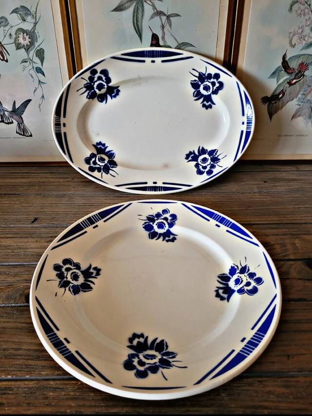 Badonviller dish model Alain, oval and round dish with blue flowers.