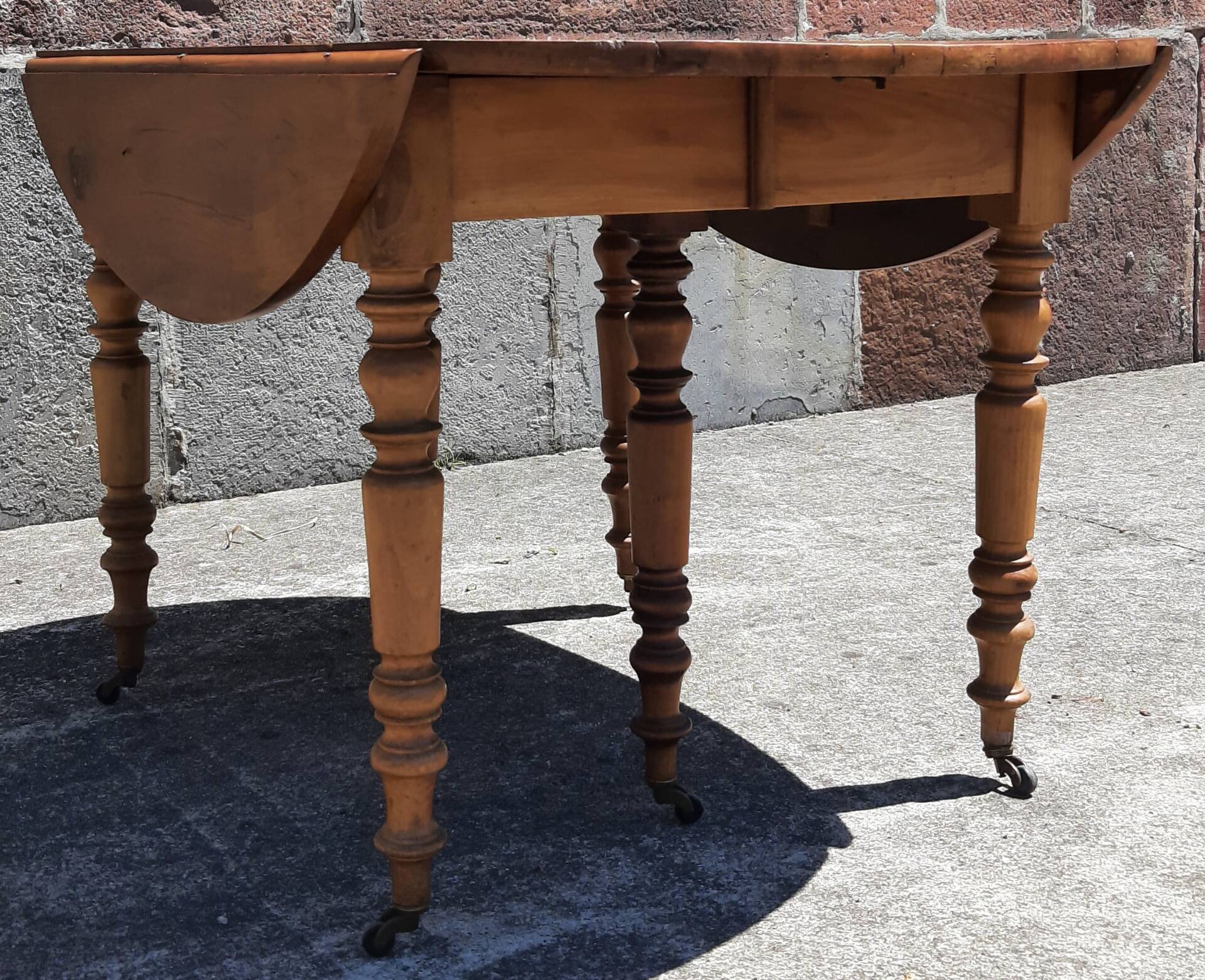 Extendable round table (with extensions and flaps), cherry wood.