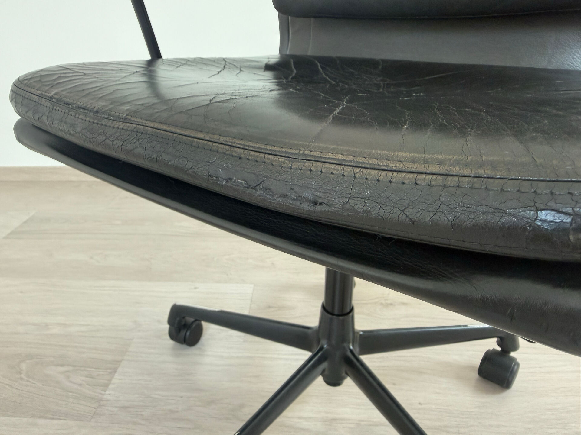 Fauteuil de bureau Eames Vitra EA 227 années 70
