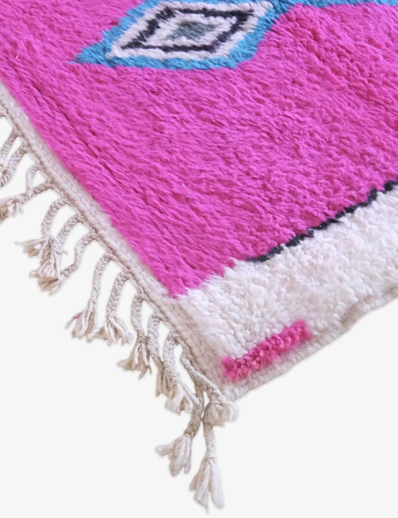 Traditional hand-woven wool Berber rug in pink, size 150 x 250