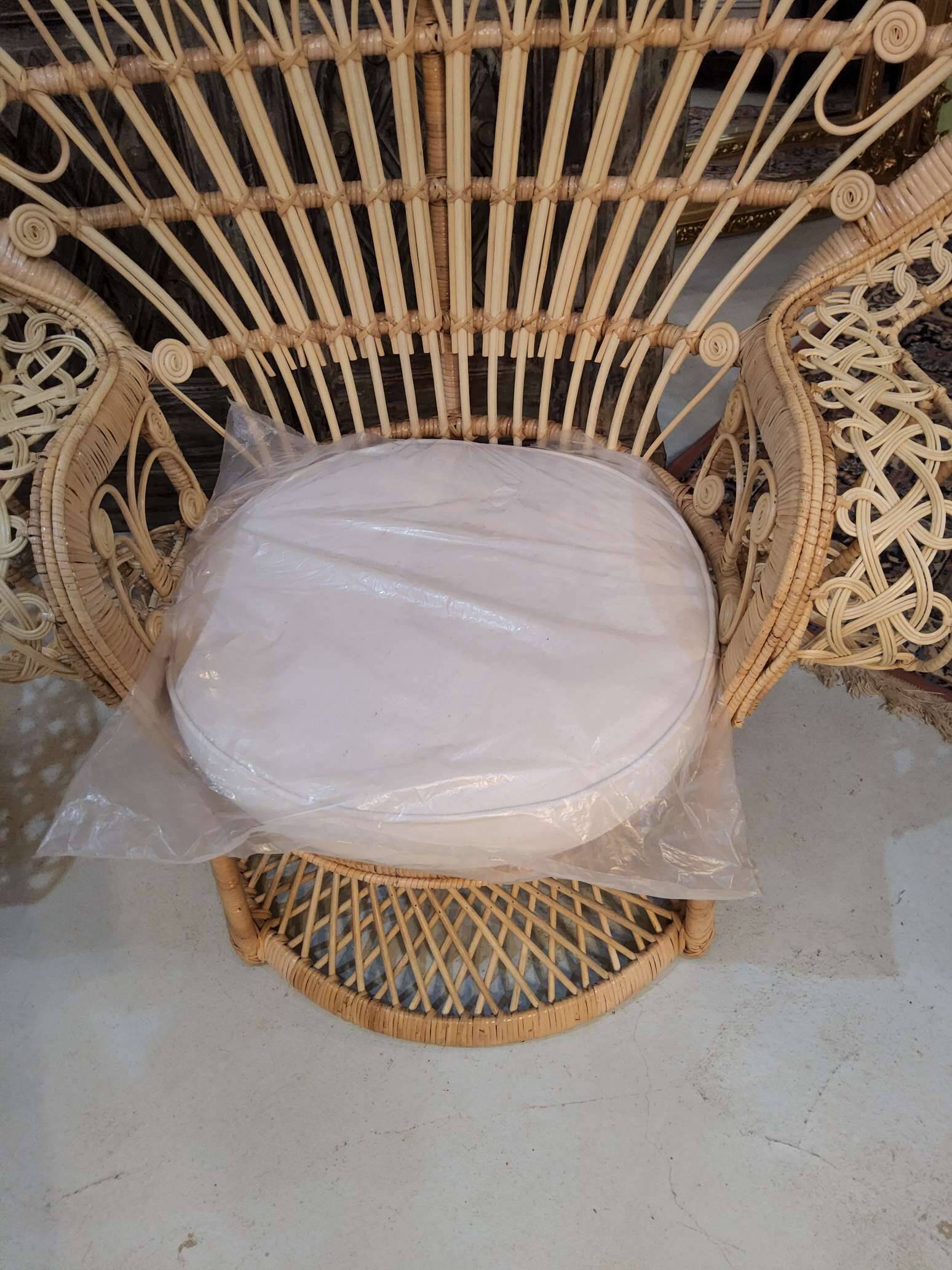 Paires de fauteuils emmanuelle Emmanuelle