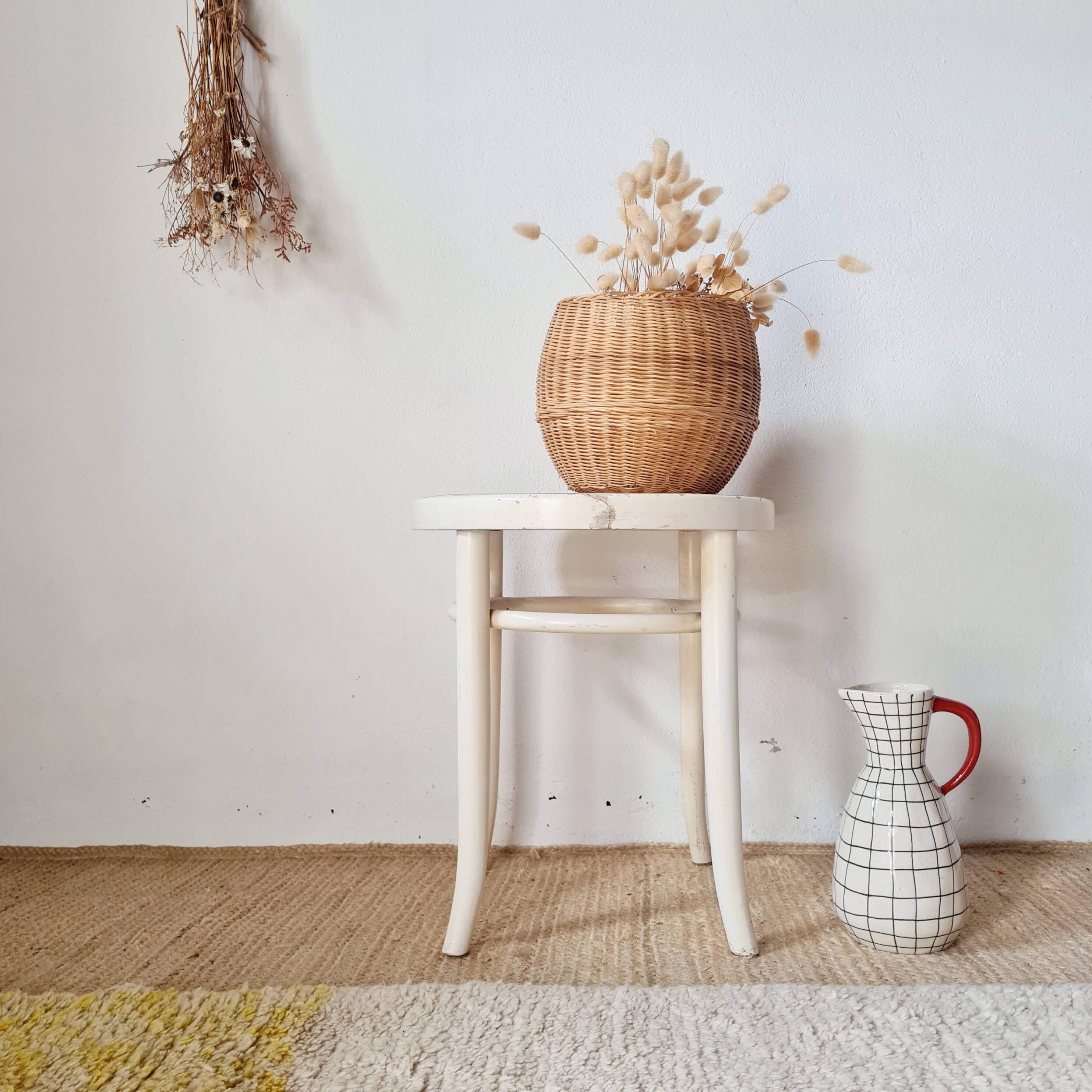 Tabouret vintage en bois courbé blanc et assise en cannage – Esprit Thonet