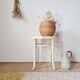 Tabouret vintage en bois courbé blanc et assise en cannage – Esprit Thonet