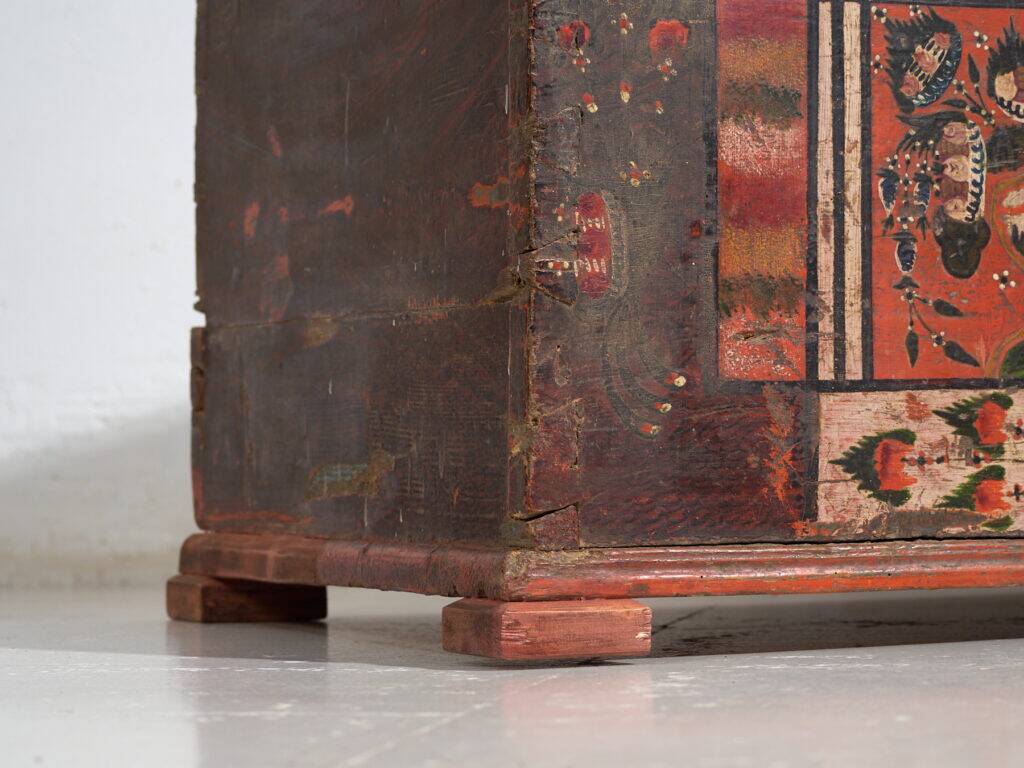 Coffre tyrolien en pin polychrome à panneaux géométriques – Tyrol, daté 1906