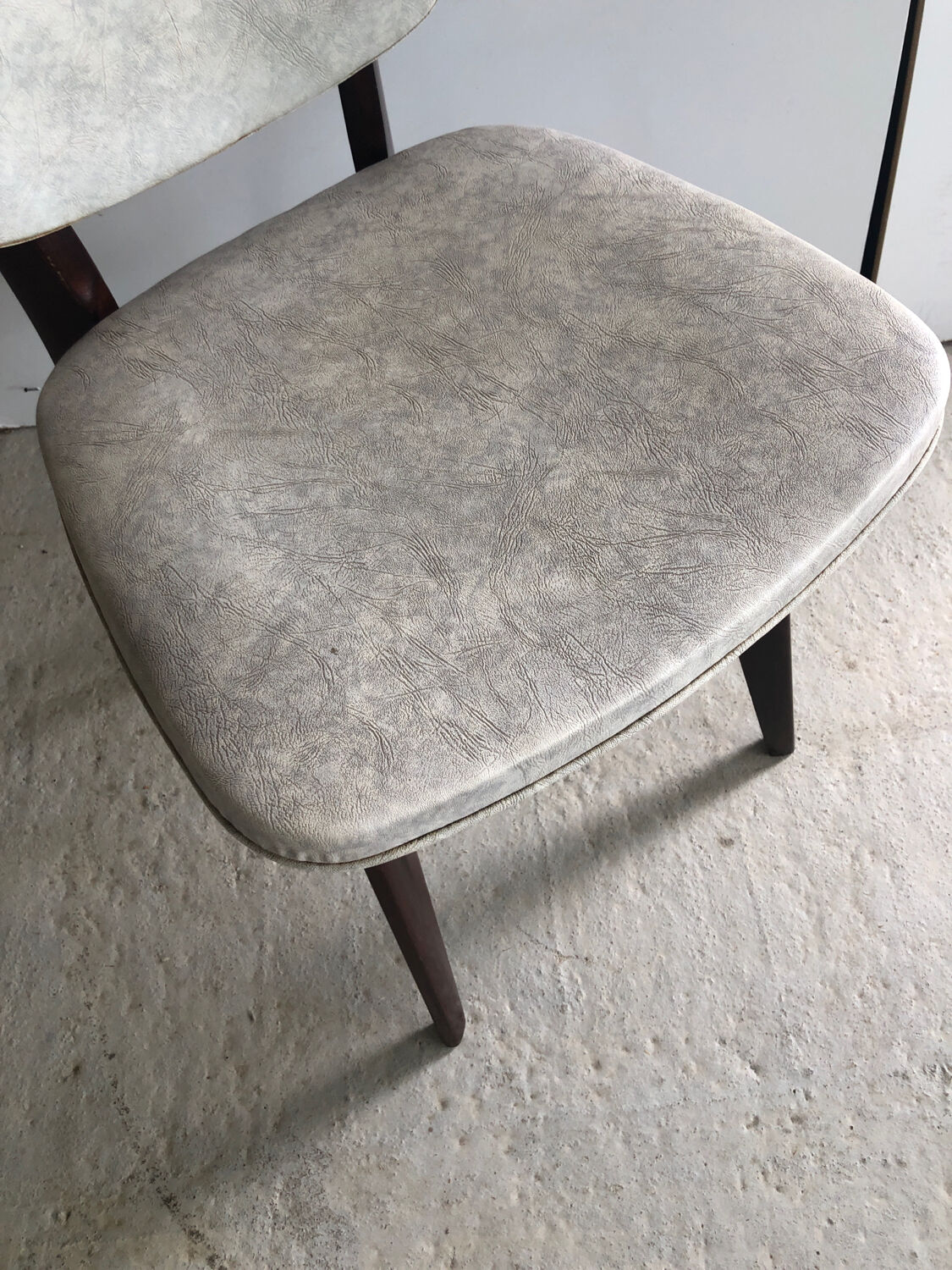 Chaise bois et skaï blanc vintage