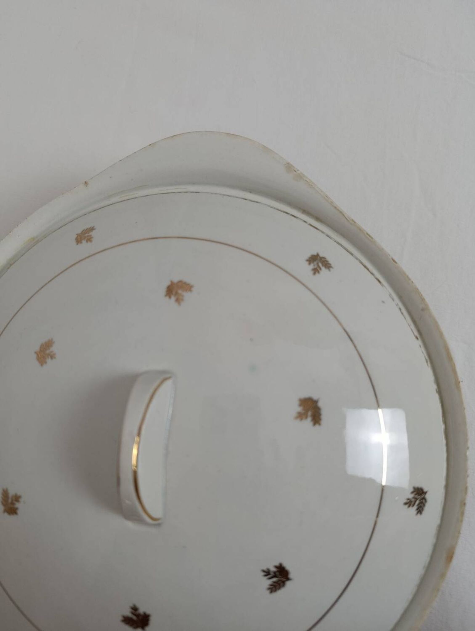 Soupière faïence blanche et motif doré