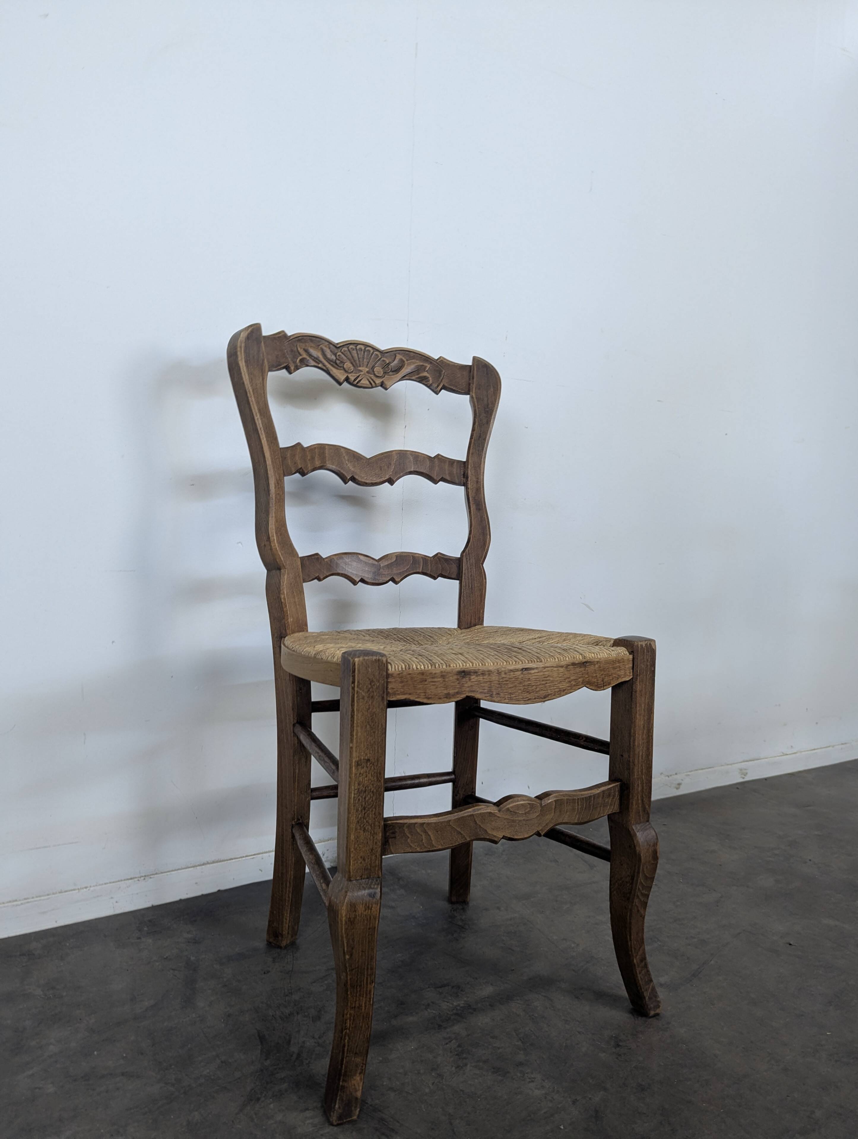 Serie de 4 chaises paillées de style Louis XV
