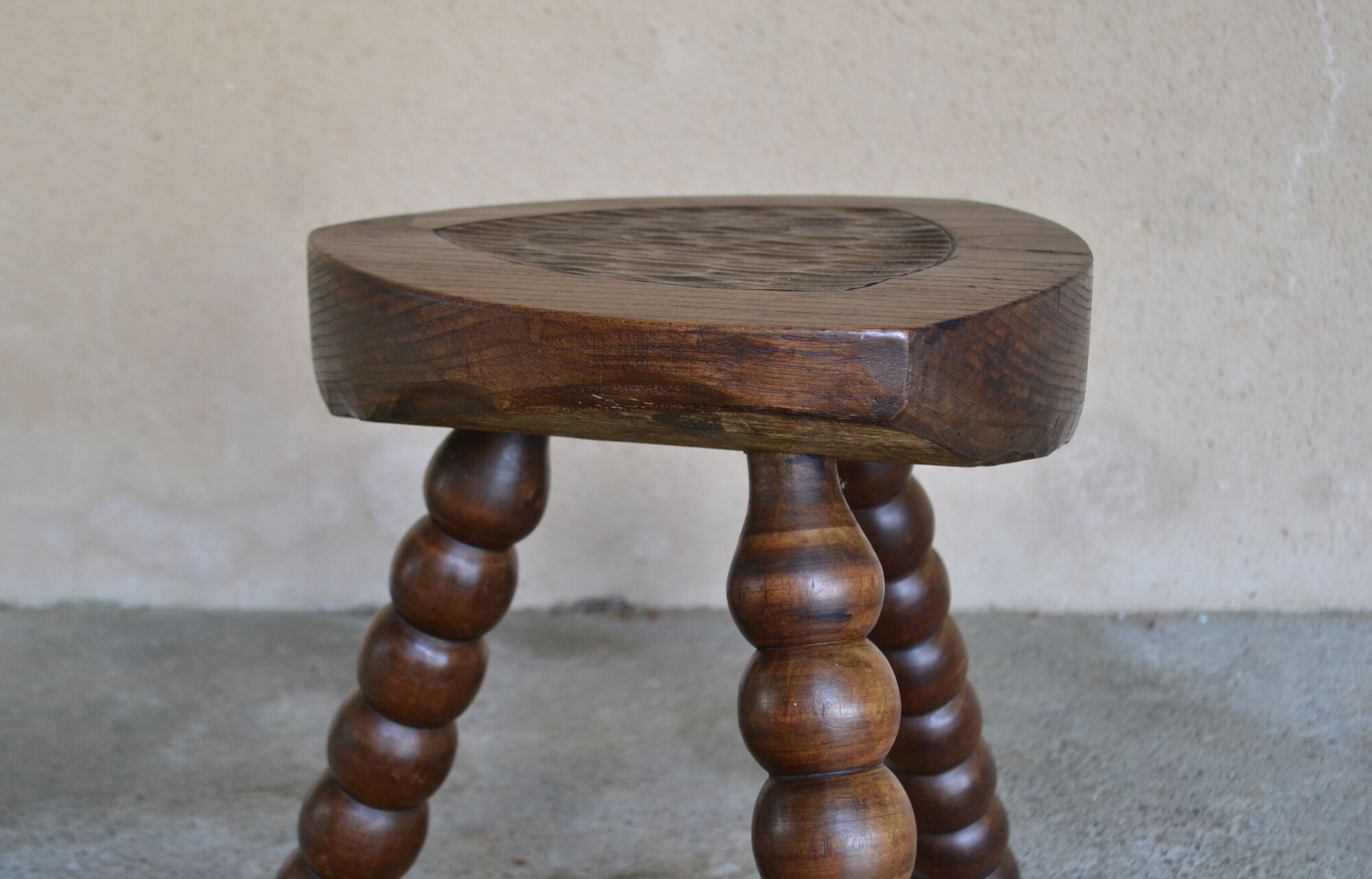 Tabouret tripode brutaliste en bois tourné et sculpté - style vacher ferme