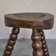 Tabouret tripode brutaliste en bois tourné et sculpté - style vacher ferme
