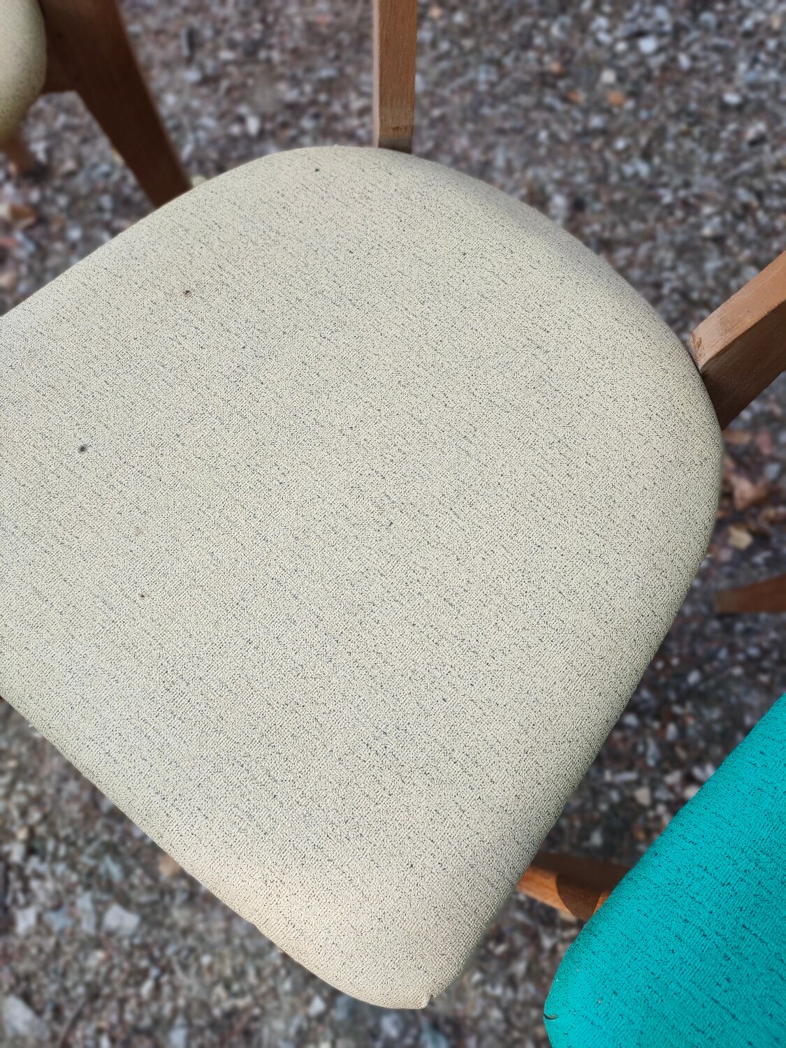 Set of 4 vintage chairs in wood and imitation blue leather dating from the 50s. Wooden structure. Seat and backrest in imitation leather 2 mint green and 2 yellow. Seating dimension: 46 cm. Good state of conservation, some traces of wear.