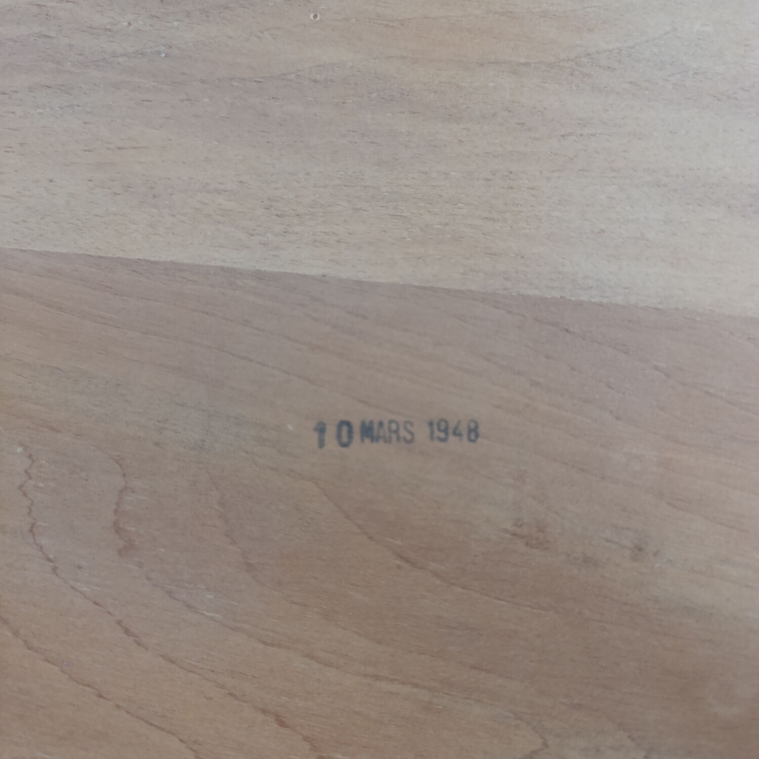 Round Art Deco table in walnut veneer – 1948