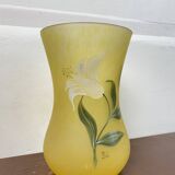 Vase en pâte de verre jaune début XXème signé Lily