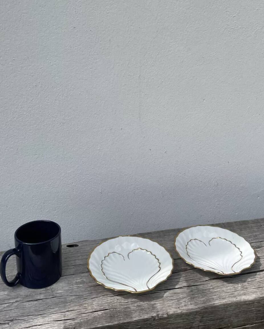 Pair of white and gold porcelain shell-shaped bowls