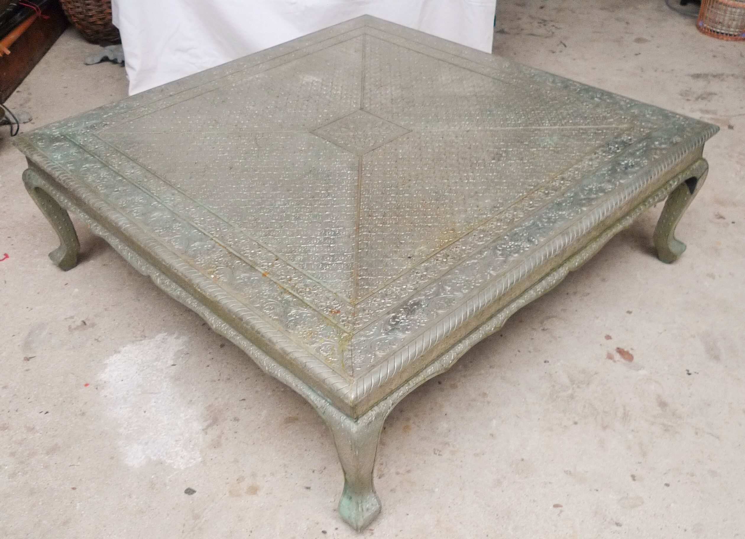 Coffee table India metal pushed back