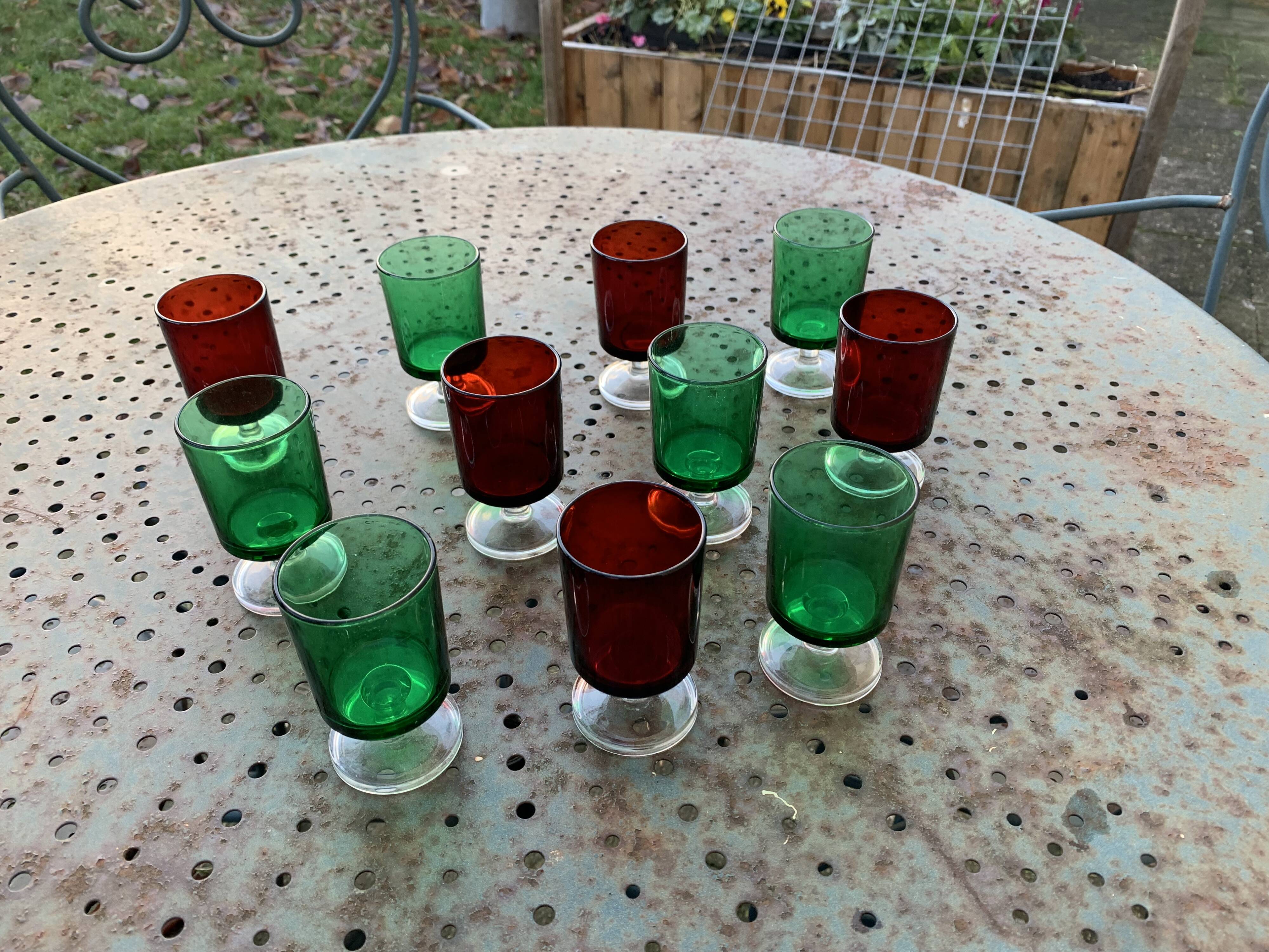 11 wine or aperitif glasses, 6 green and 5 red vintage 1970