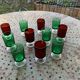 11 verres a vin ou aperitifs, 6 de couleur verte et 5 de couleur rouge vintage 1970