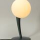 Grande lampe de table en métal extraordinaire des années 80 avec abat-jour en verre opale.