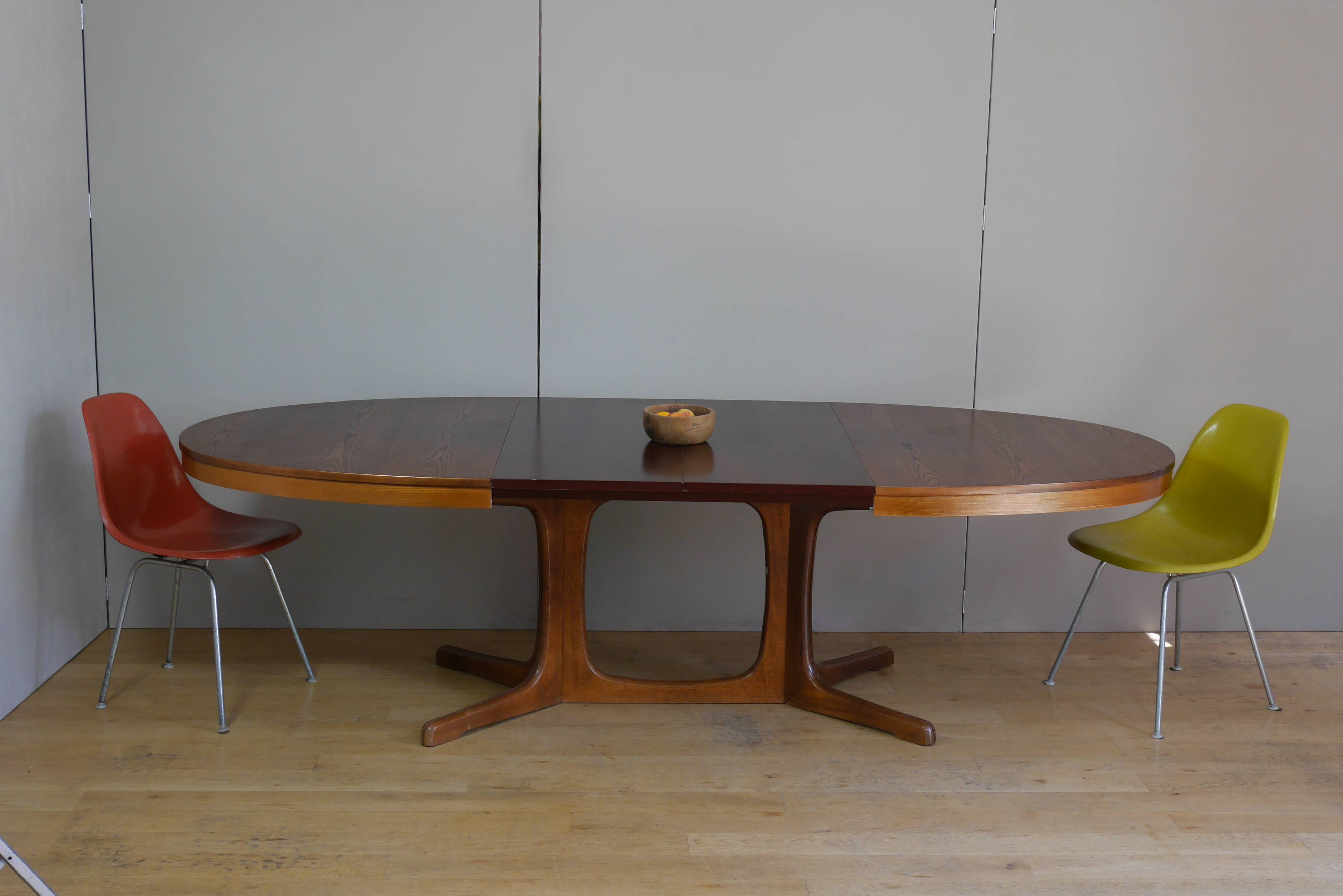 Extendable oval table baumann in elm central foot