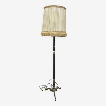 BRASS TRIPOD FLOOR LAMP WITH LAMPSHADE