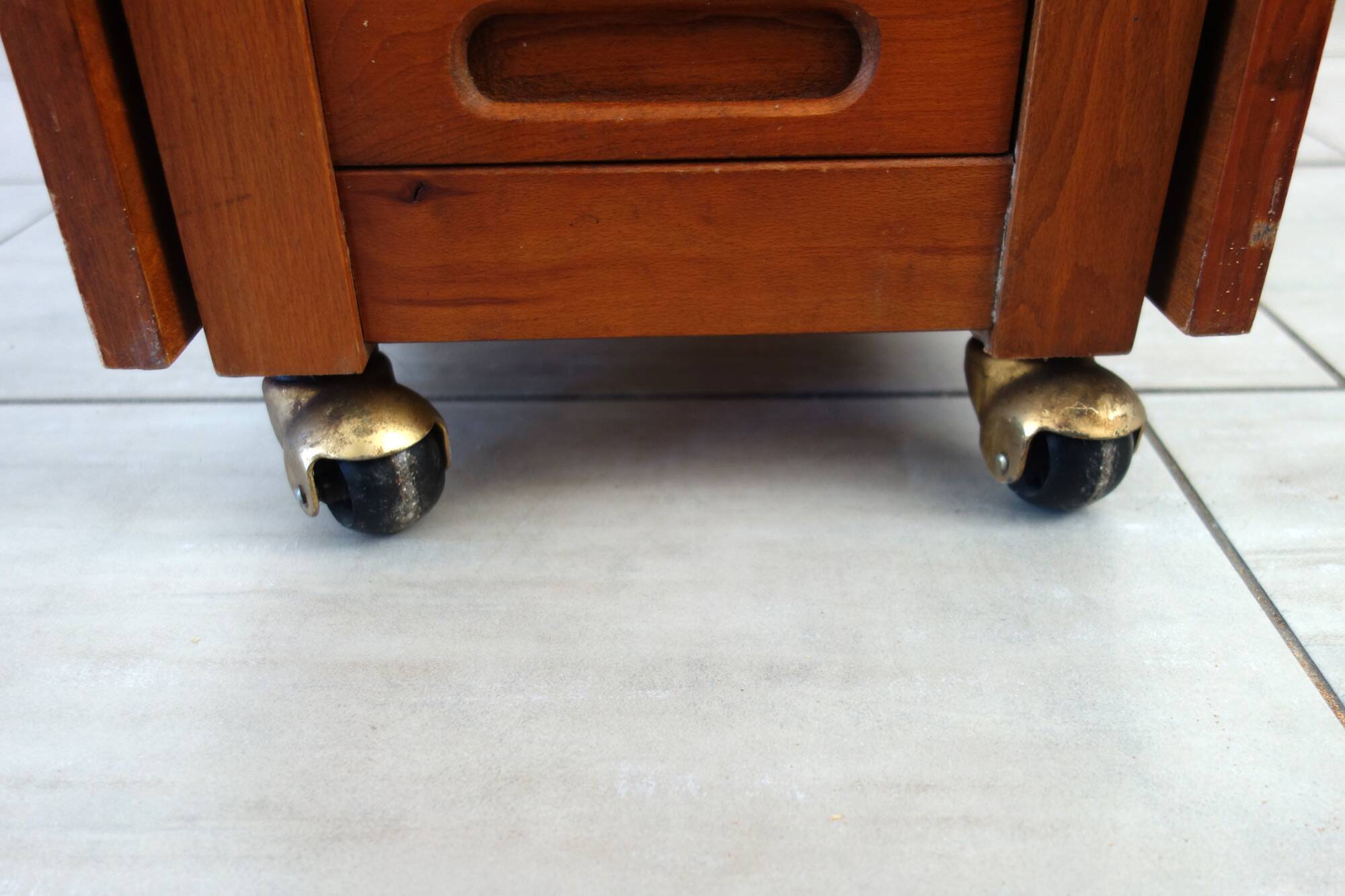 Drop-leaf table and 4 folding chairs, 1960