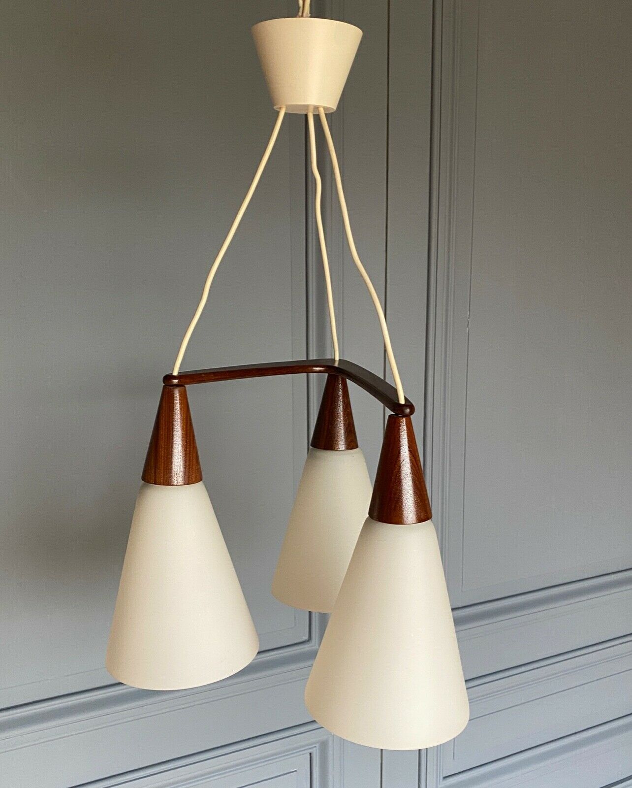 Suspension boomerang scandinave teck opaline 1960 Louis Kalff