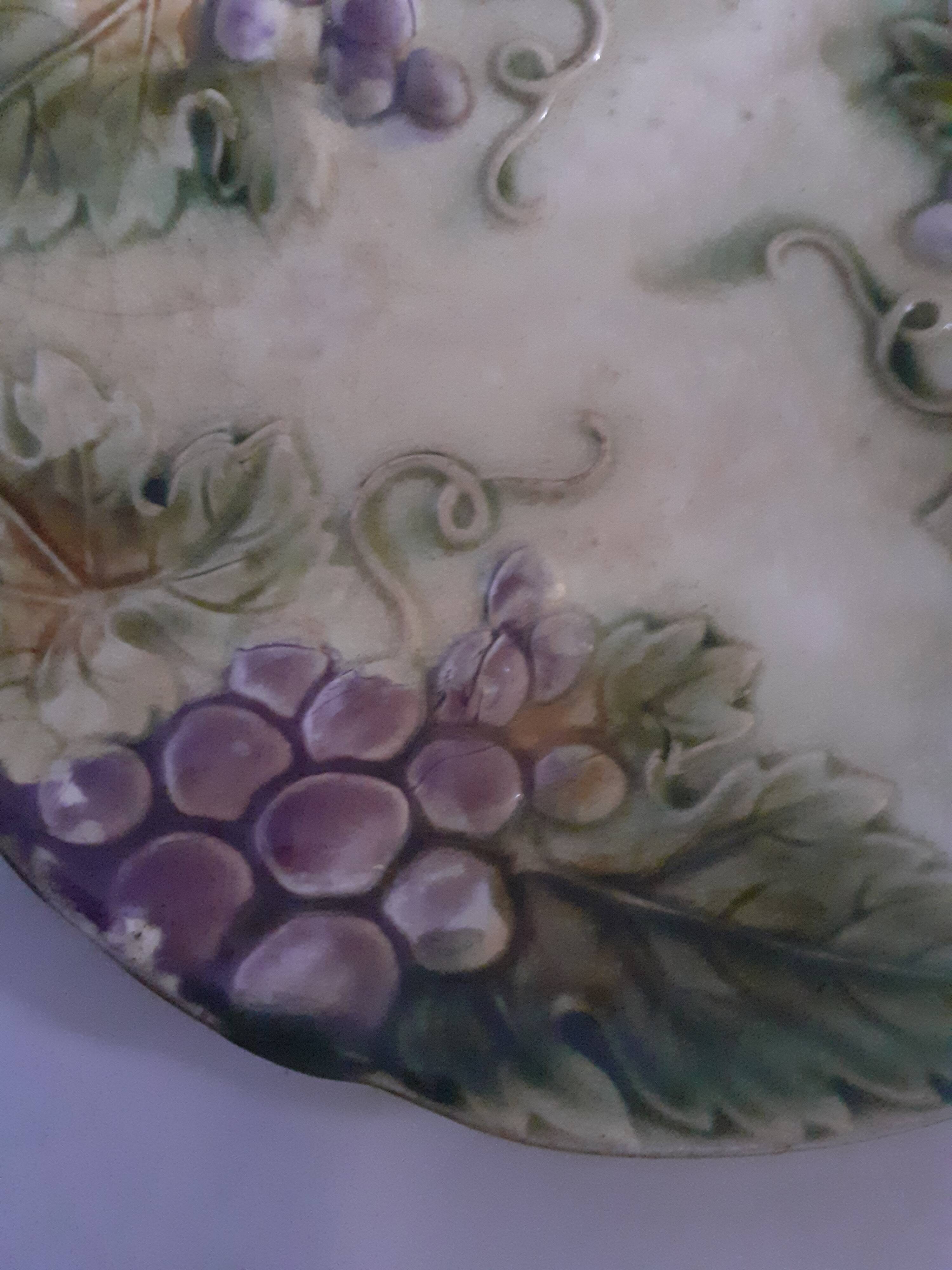 Onnaing barbotine plate - Grapes and leaves