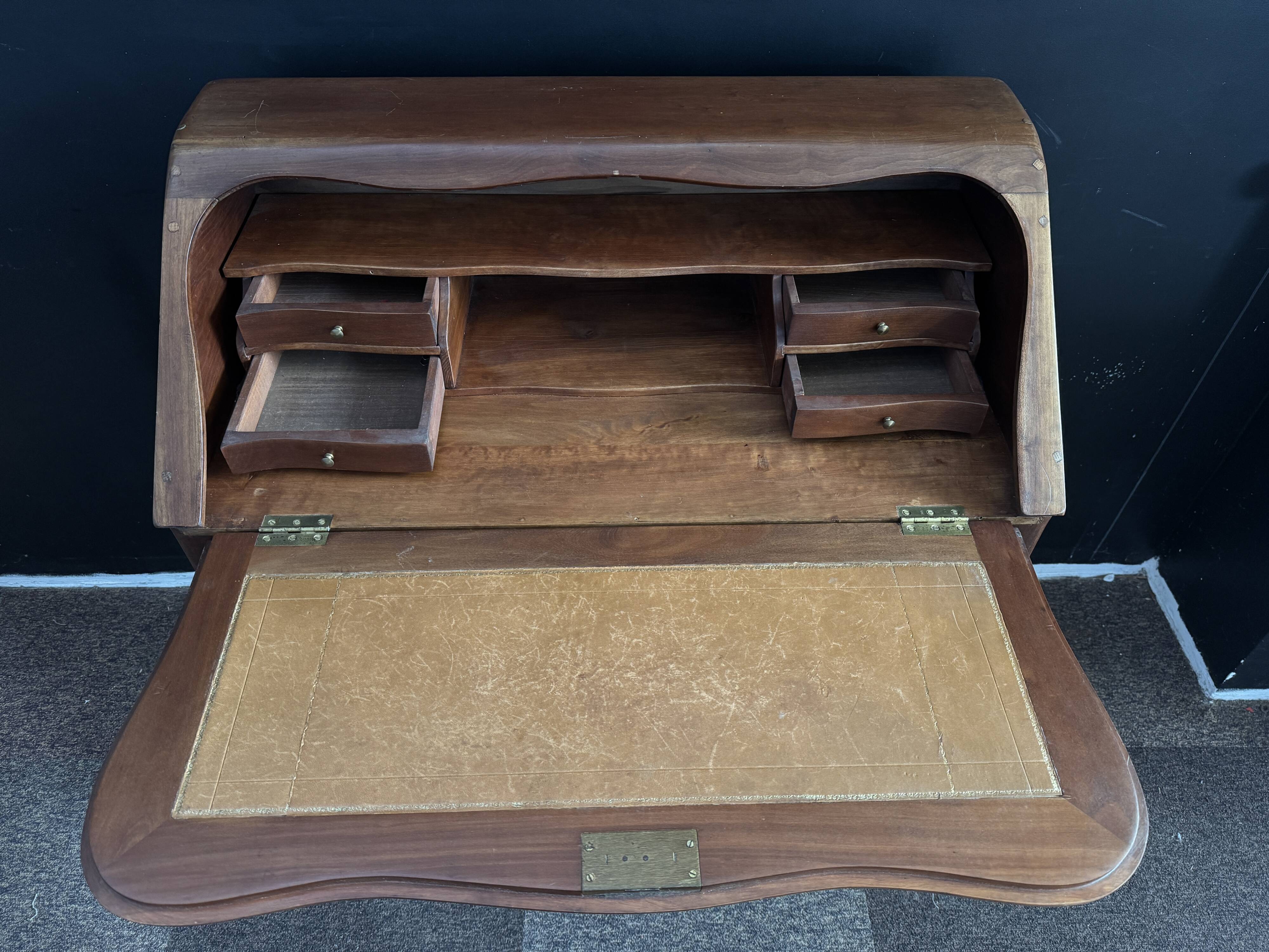 Slope desk / hump desk