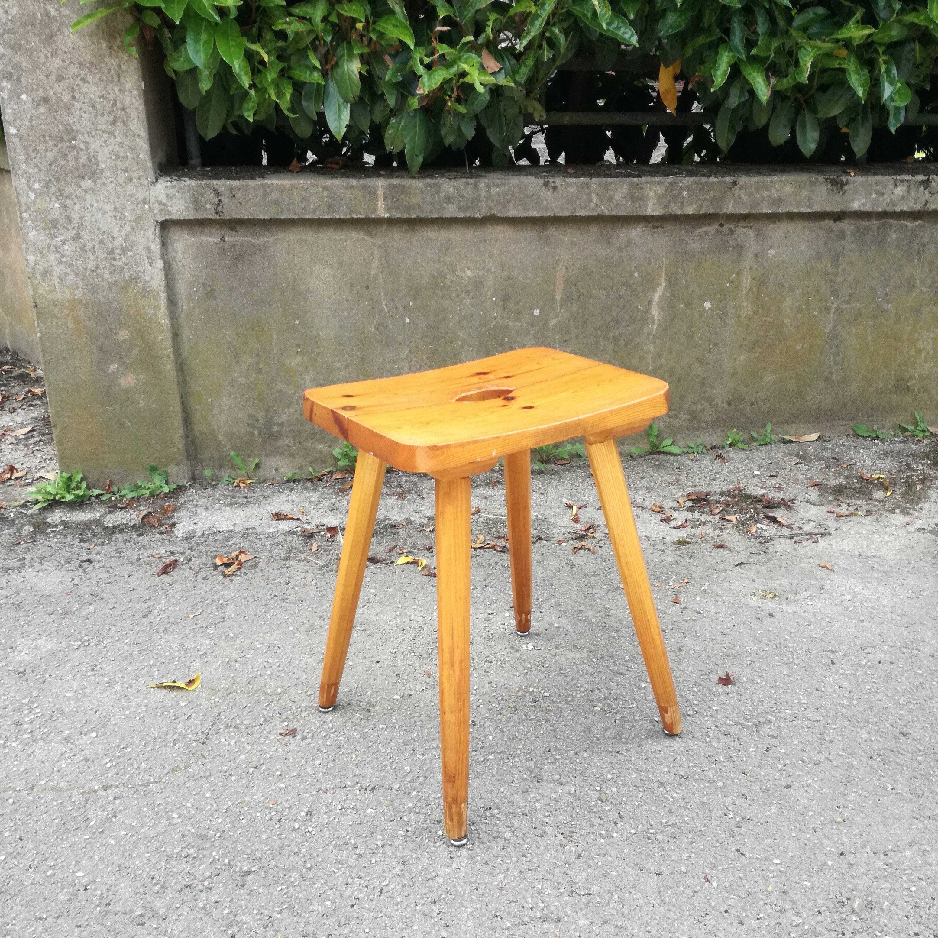 Light wood stool with pencil legs h51