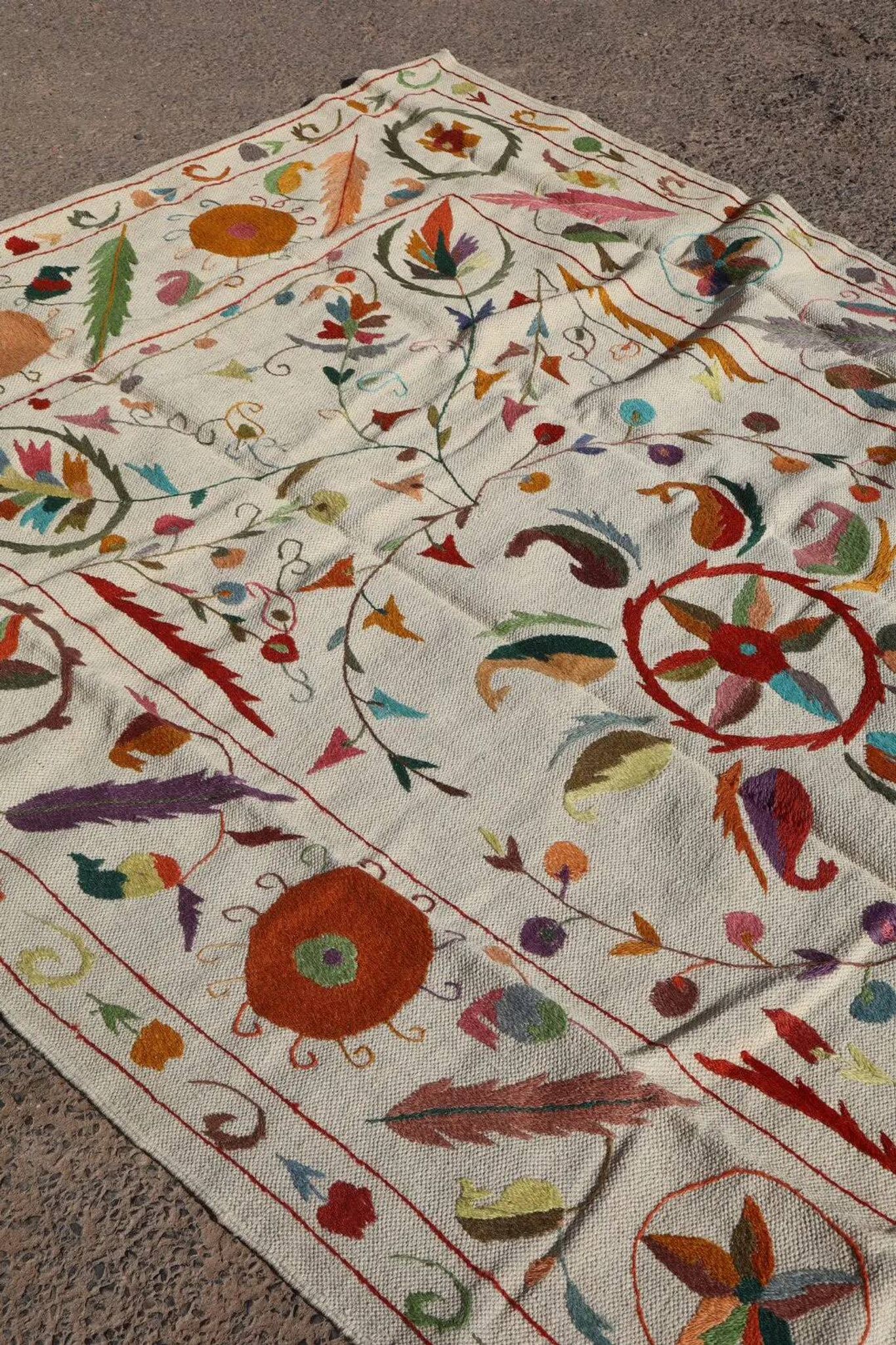 Multicoloured white kilim rug – 238 x 159 cm