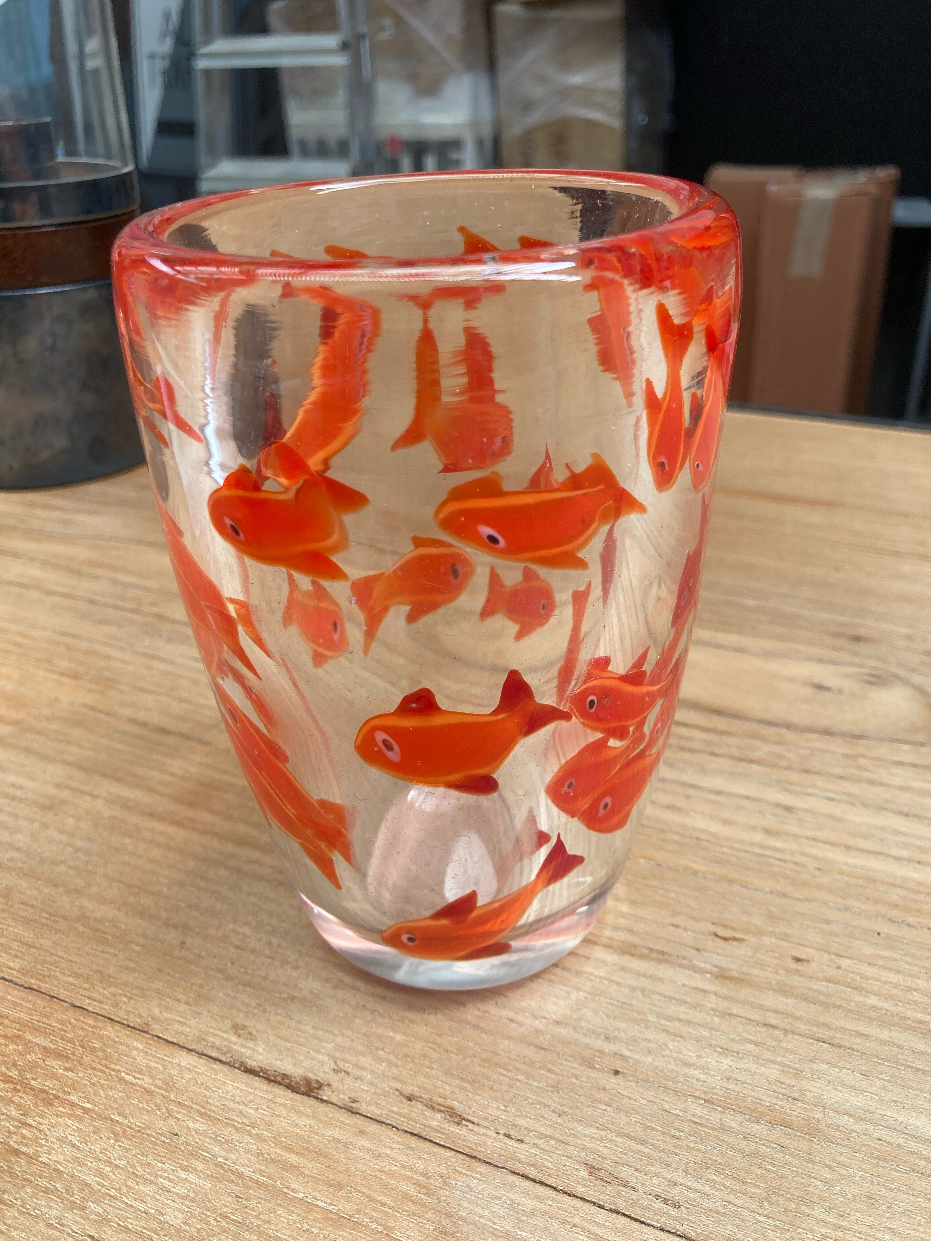 Vase en verre avec inclusions poissons