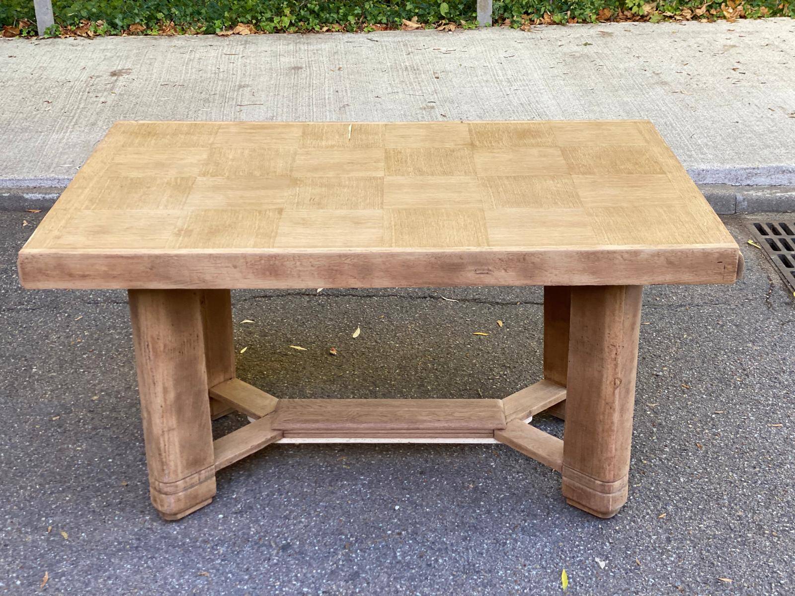 Table à manger brutaliste extensible décapée en chêne campagne chic 1950