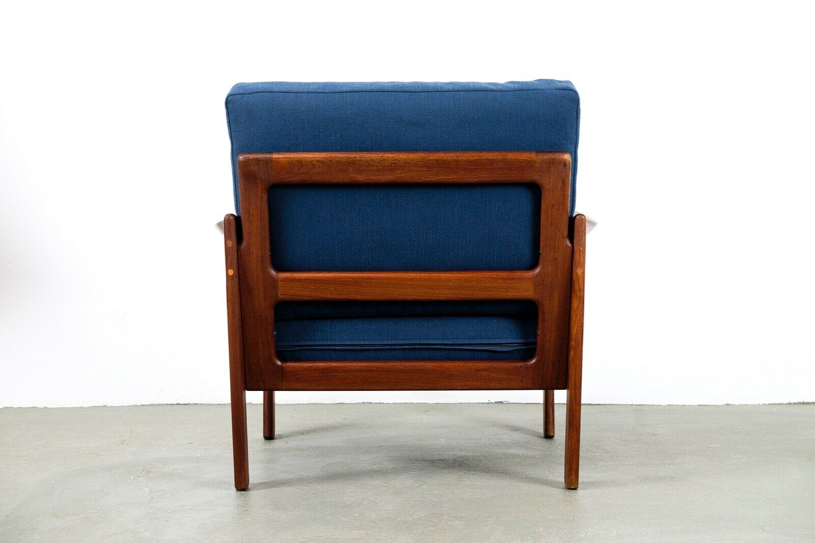 Illum Wikkelsø chair model 20 made by Niels Eilersen