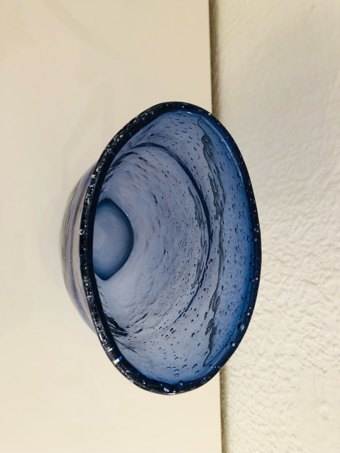 Vase en verre soufflé bleu à bulles, forme libre–Murano circa 1970