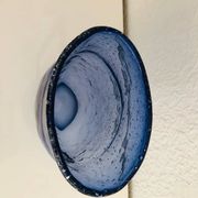Vase en verre soufflé bleu à bulles, forme libre–Murano circa 1970