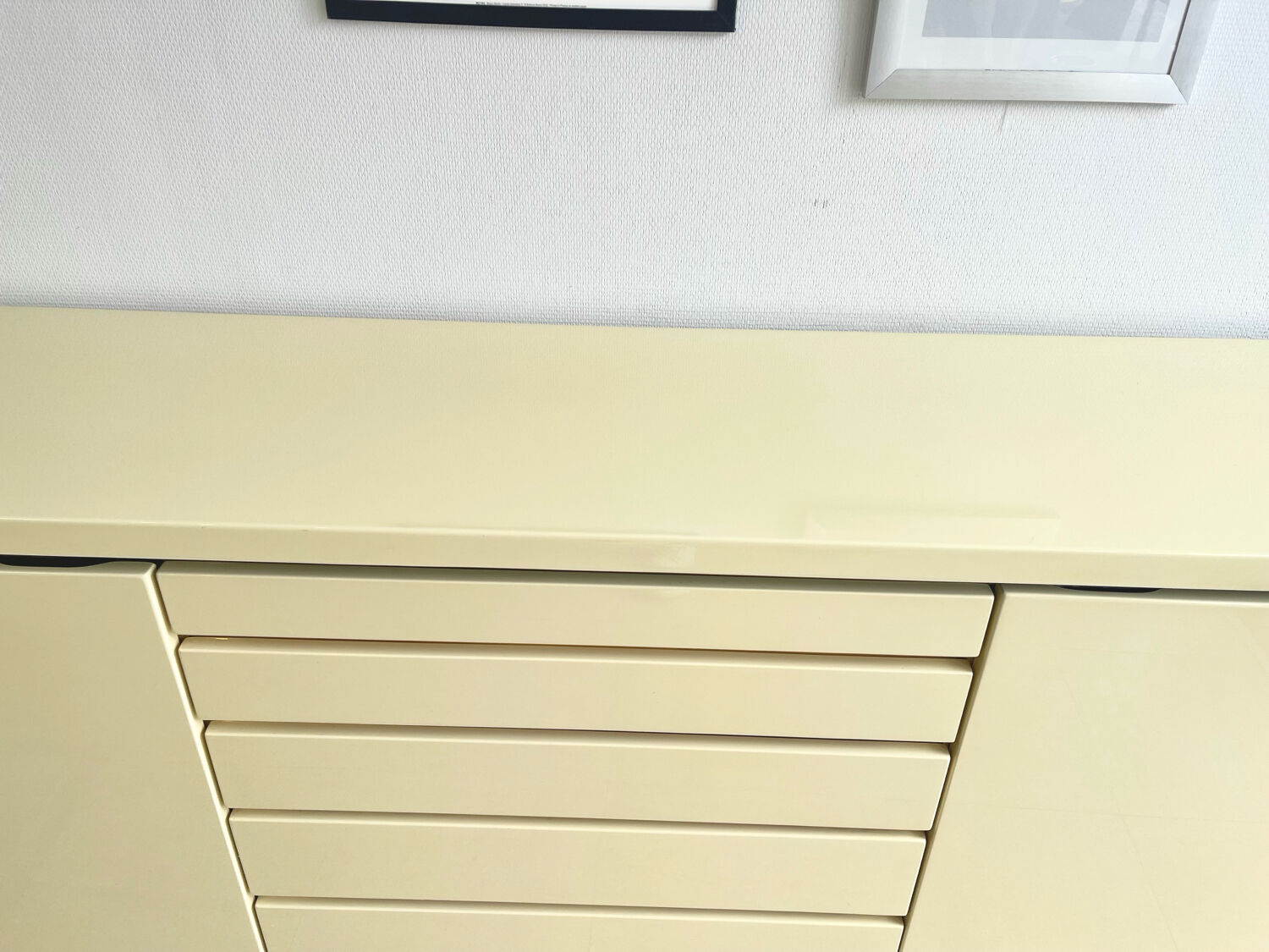 Buffet Jean-Claude Mahey in beige lacquer and brass – circa 1970